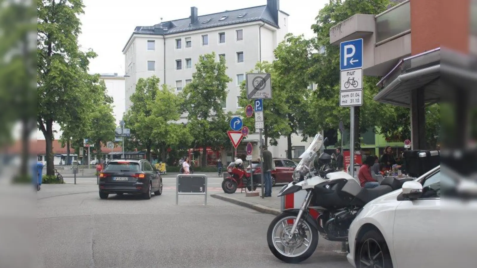 Pilotversuch „Saisonales Parken“: In der Schulstraße sind zwei Autoparkplätze zu Fahrradparkplätzen umgewandelt worden. (Foto: sb)