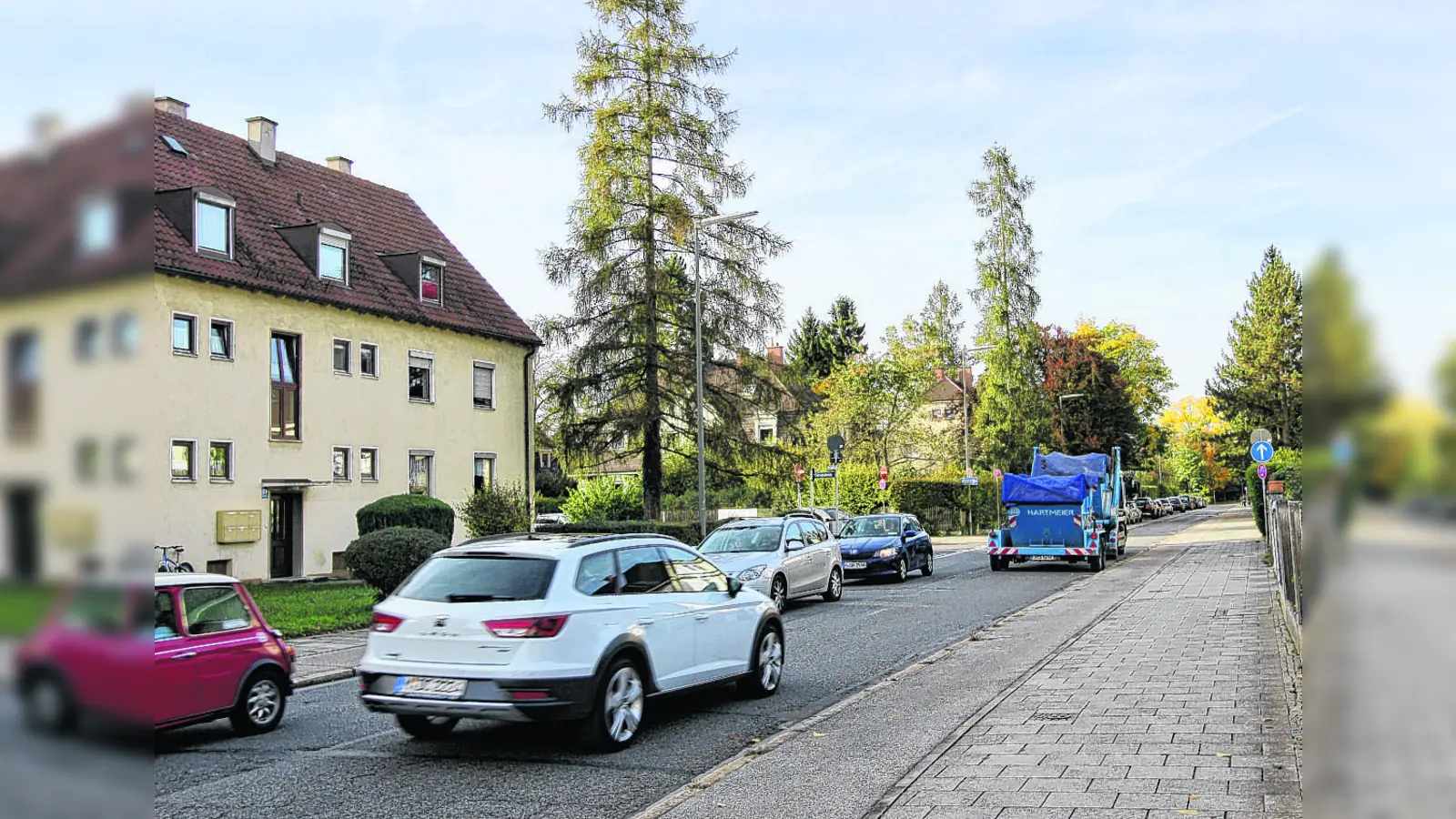 Vielbefahren: Die enge Frauendorferstraße in Obermenzing soll mehr Schutz für Radfahrer und Fußgänger erhalten. (Foto: Ulrike Seiffert)