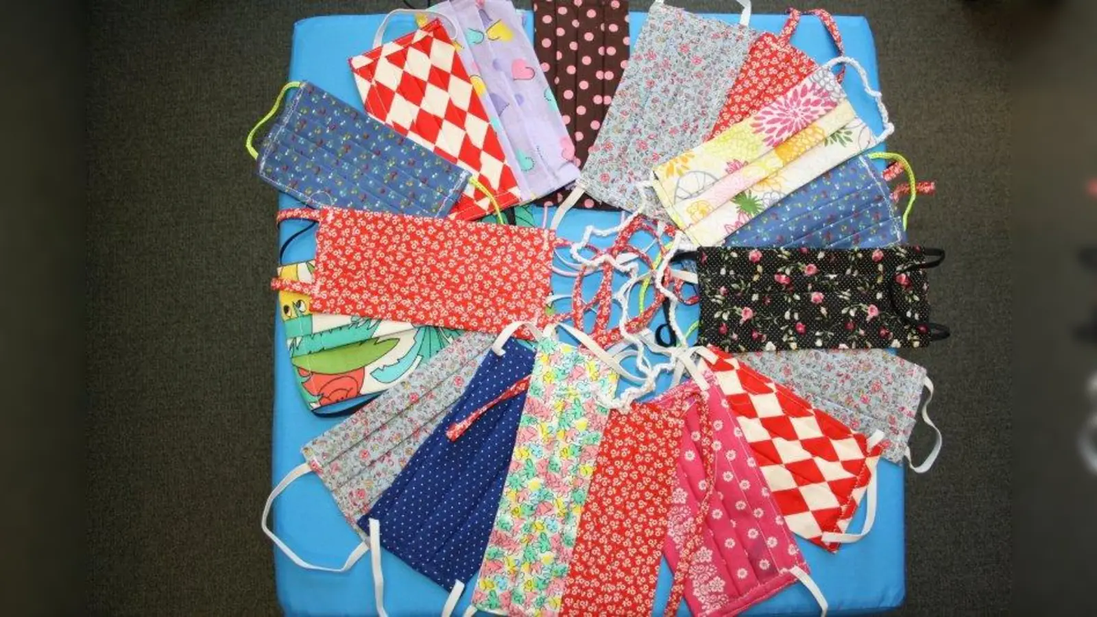 Gesichtsmasken aus verschiedenen Stoffen wurden für die Lebenshilfe Starnberg genäht. (Foto: Lebenshilfe Starnberg)