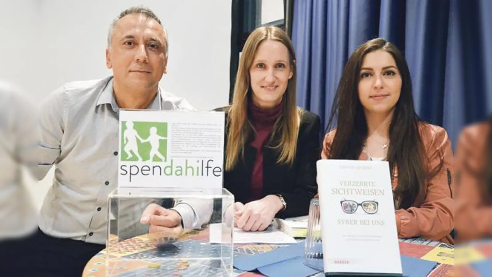 Planet O-Leiter Deniz Dadli begrüßte die Autorin Kristin Helberg sowie Sherin Dahi vom »Spendahilfe e.V.« beim Themenabend über Syrer in Deutschland.	 (Foto: Planet ,O)