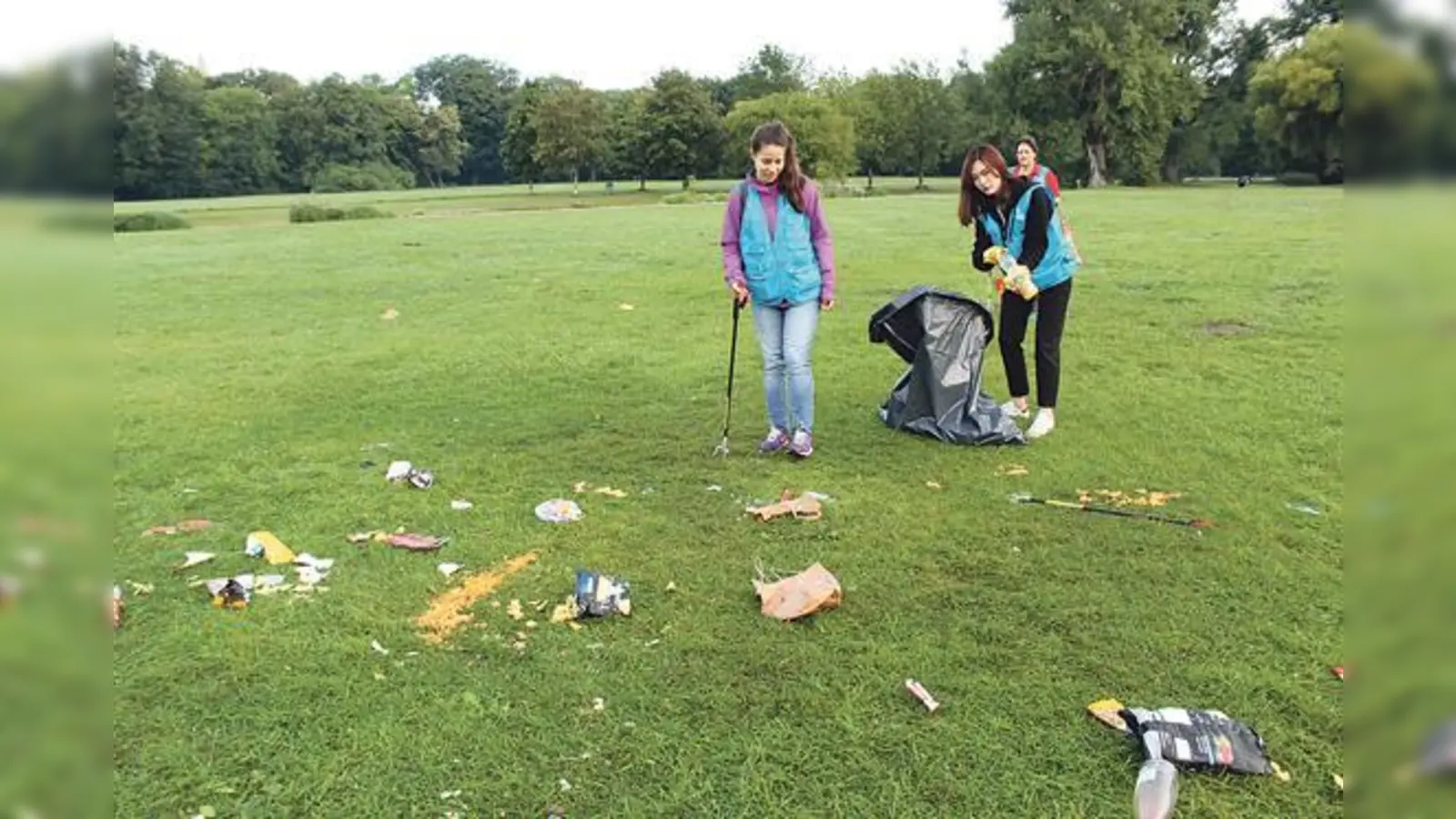 Aktion mit Vorbildcharakter: Die Studenten der christlichen Gemeinde beim Ramadama im Englischen Garten.	 (Foto: VA)