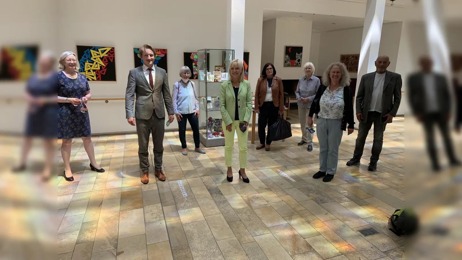 Im Bild von links: Siglinde Lebich, Sebastian Thaler, Charlotte Pschierer, Carolina Trautner, Kerstin Wenzl, Sabine Palitzsch, Gertrud Wucherpfennig, Gerd Fiedler. (Foto: Foto Pressestelle StMAS)