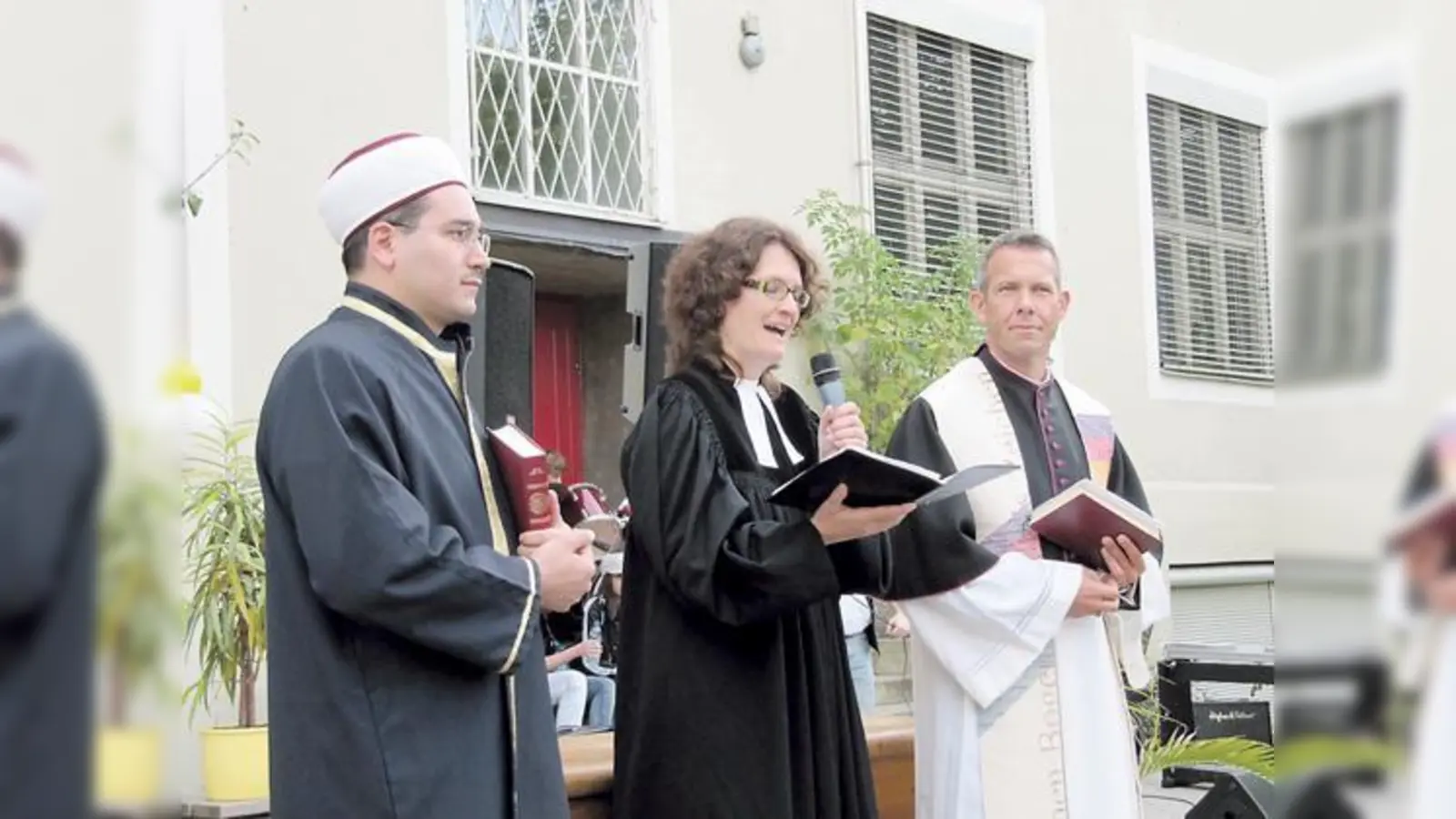 Die überkonfessionelle Segnung nahmen Imam Polat Akinçi, die Pfarrerin Verena Übler und Pfarrer Engelbert Dirnberger.   (Foto: Heike Woschée)