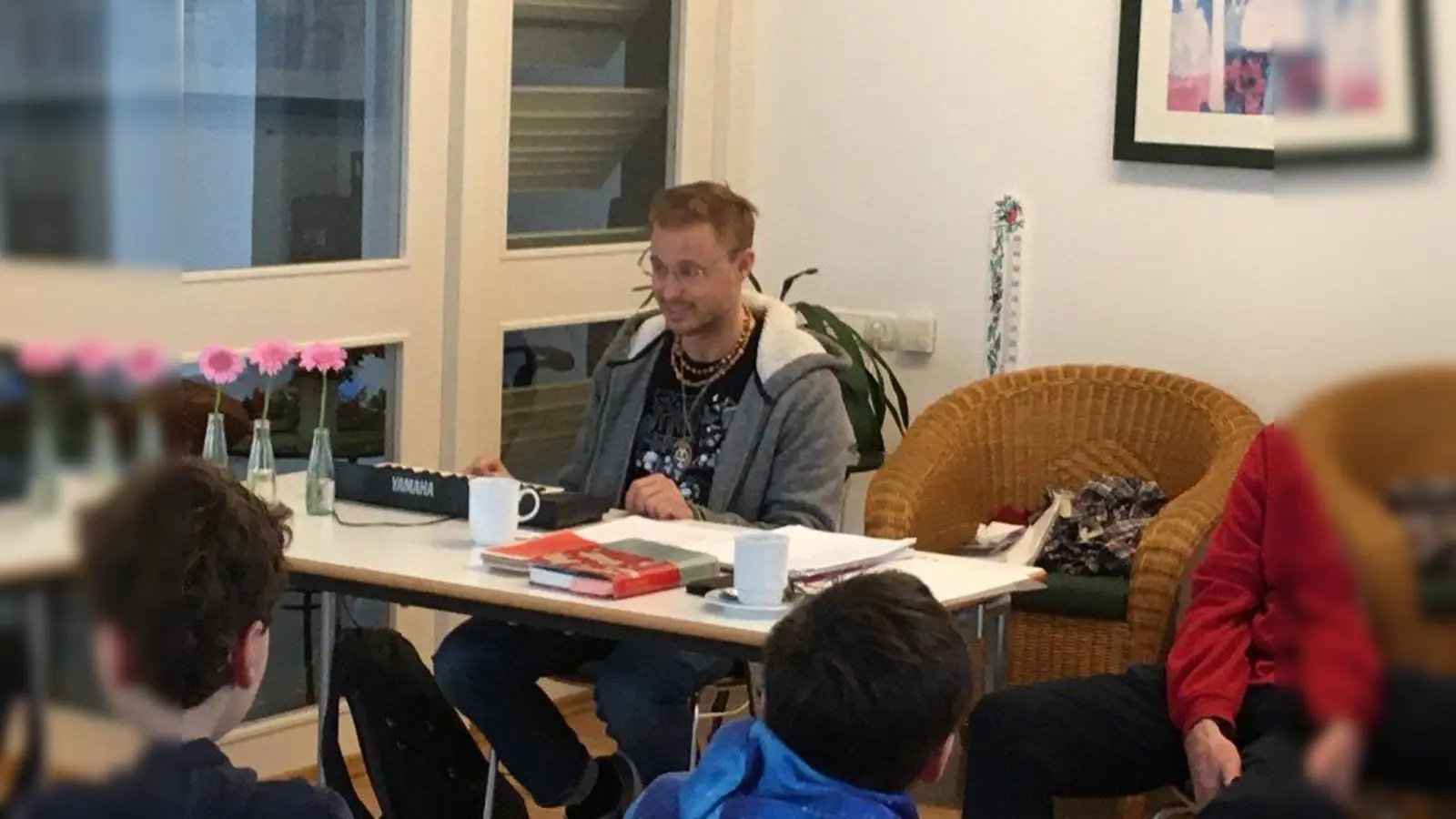 Mit selbstgeschriebenen Gedichten und Geschichten begeisterte Martin Pollok im Betreuten Wohnen. (Foto: Kirchner-Weiß)