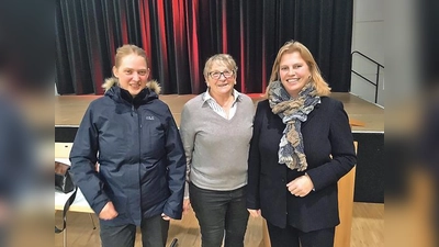 Von links: Stadträtin und Münchner DGB-Vorsitzende Simone Burger und die Stimmkreisvorsitzende Constanze Lindner-Schädlich gratulieren MdL Ruth Waldmann zum einstimmigen Aufstellungsergebnis.	 (Foto: Büro Ruth Waldmann, MdL)