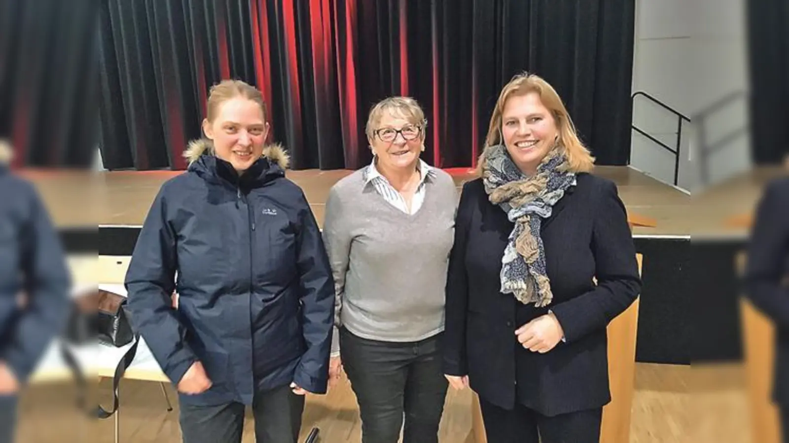 Von links: Stadträtin und Münchner DGB-Vorsitzende Simone Burger und die Stimmkreisvorsitzende Constanze Lindner-Schädlich gratulieren MdL Ruth Waldmann zum einstimmigen Aufstellungsergebnis.	 (Foto: Büro Ruth Waldmann, MdL)