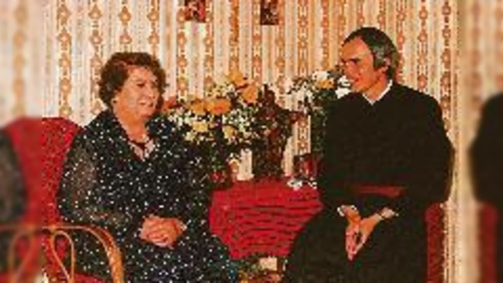Pater Nowak vor 25 Jahren bei seiner Primiz mit Mutter Charlotte.  (Foto: Privat)