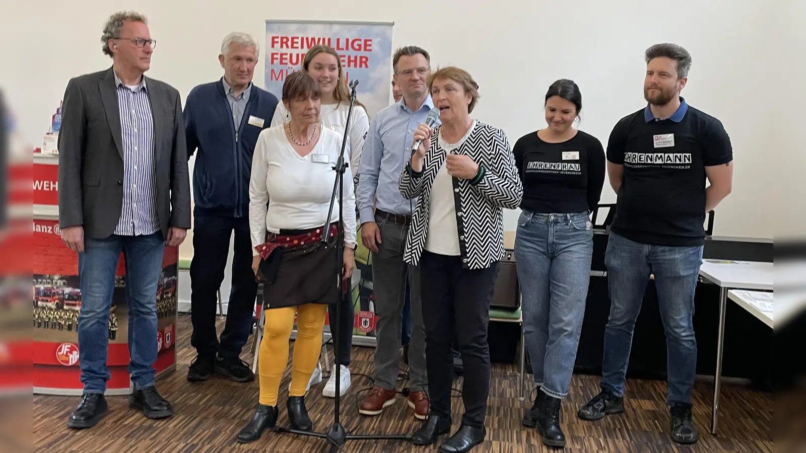 Initiatorin Dagmar Mosch (Mitte) bedankt sich bei den Teilnehmern der Ehrenamtsmesse für ihr Engagement. (Foto: pst)
