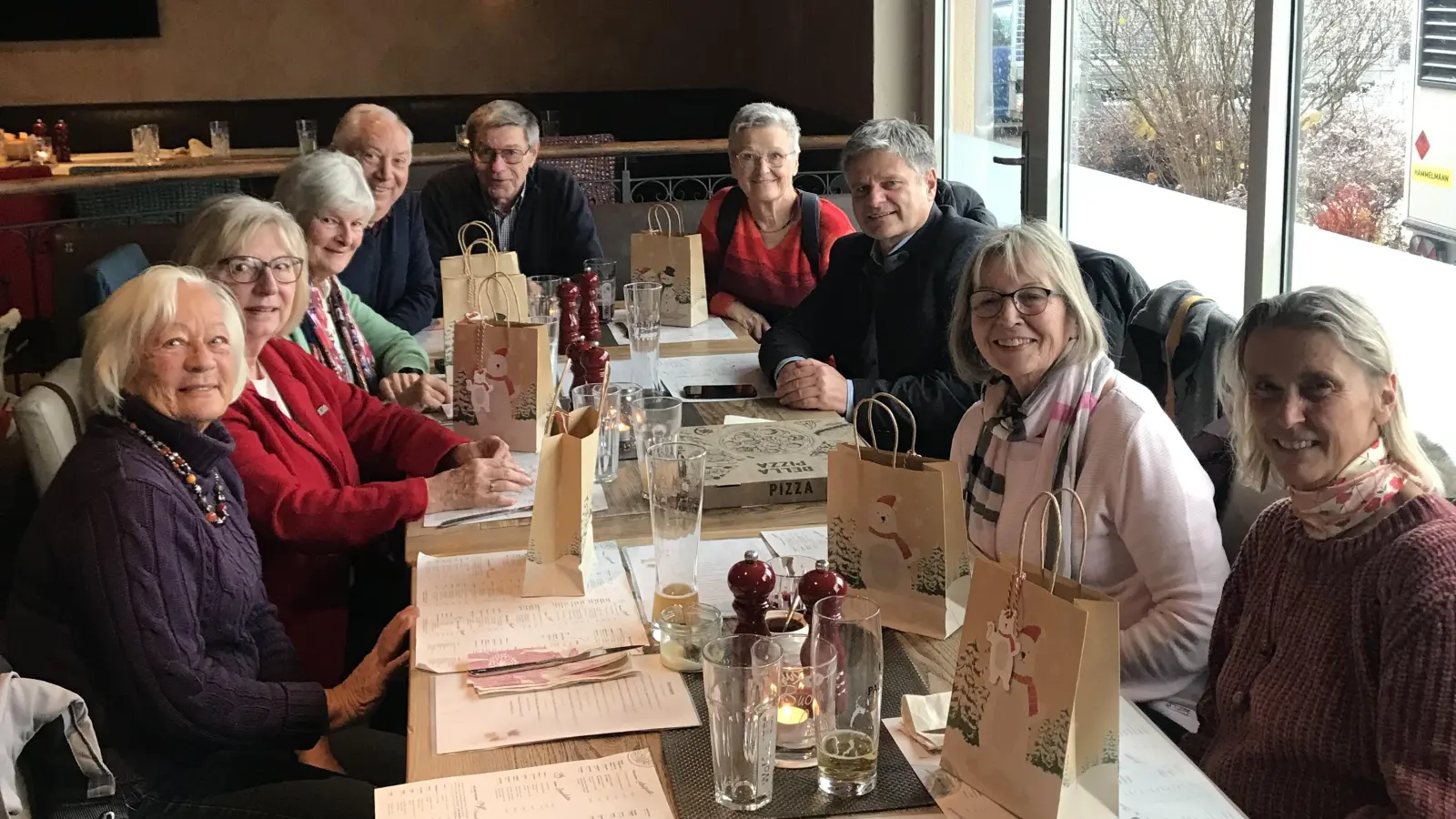 Bei einem vorweihnachtlichen gemeinsamen Essen bedankte sich Bürgermeister Stefan Joachimsthaler (3.v.r.) bei den engagierten Allinger Flüchtlingshelfern. Eine gute Gelegenheit, um den aktuellen Stand und die Unterstützungen durch die Gemeinde zu besprechen. (Foto: Gemeinde Alling)