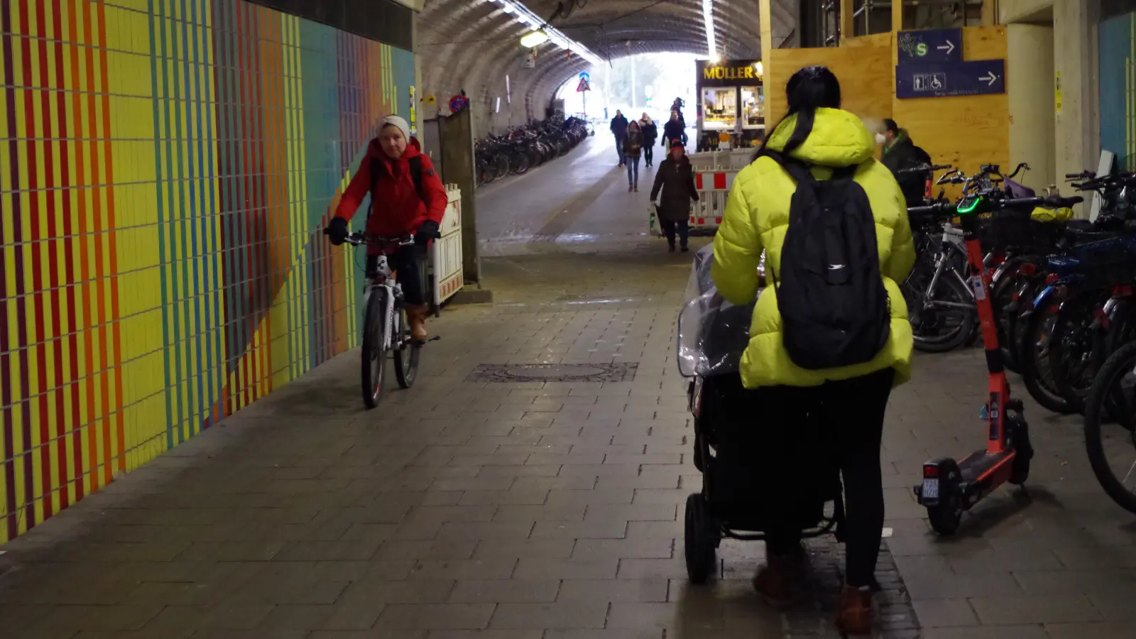Um einen getrennten Rad- und Fußweg in der Laimer Röhre einzurichten, müssten im Nordteil Fahrradständer abmontiert werden. (Foto: Beatrix Köber)