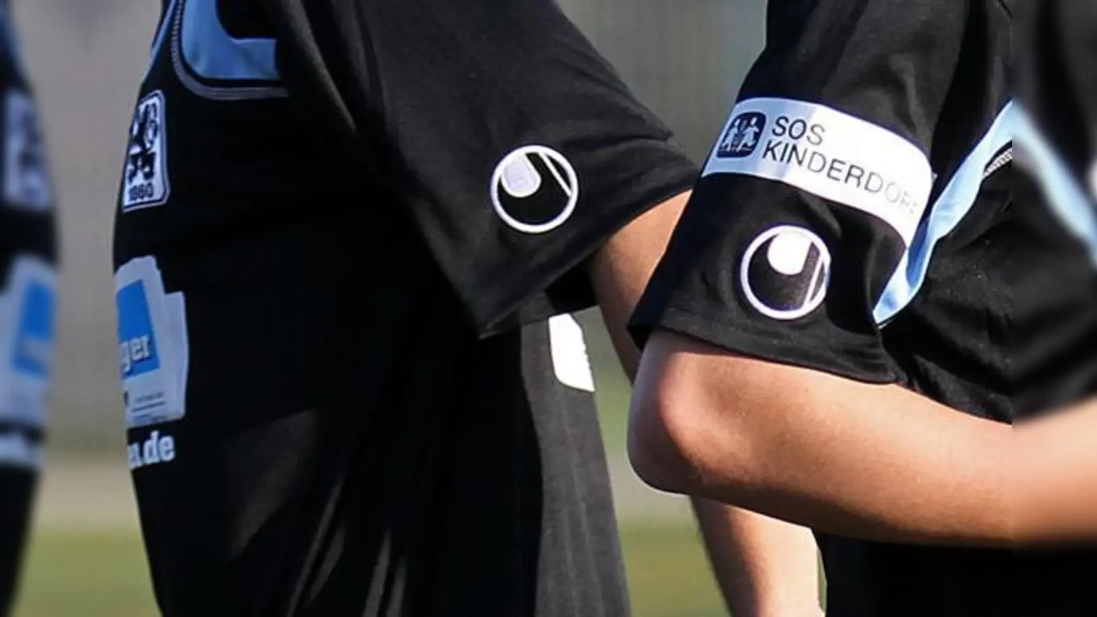 Den Löwen auf der Brust und SOS-Kinderdorf auf dem Ärmel: die Amateur-Herren-Mannschaften im Verein.  (Foto: A. Wild)