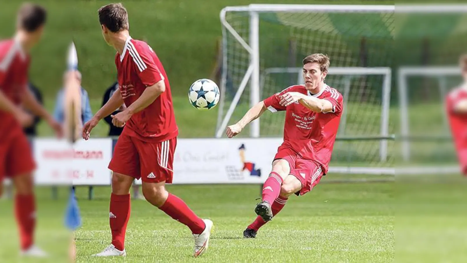 Zwei Torschützen: Unglücksrabe Matthias Ecker (re.) lenkte den Ball in der ersten Hälfte ins eigene Netz, Spielertrainer Thomas Eckhoff (li.) glich aus.	 (Foto: Christian Riedel)