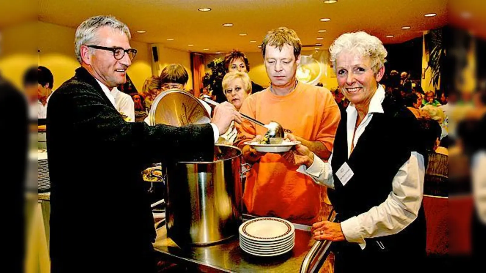 Den ersten Löffel schenkten beim Festabend Pfarrer Hans M. Schroeder und seine Frau Eva-Maria aus.	 (Foto: cr)