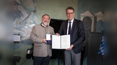 Thomas Schmid wurde kürzlich von Staatsminister Markus Blume für sein Engagement mit dem Bundesverdienstkreuz ausgezeichnet. (Foto: Axel König - StMWK)