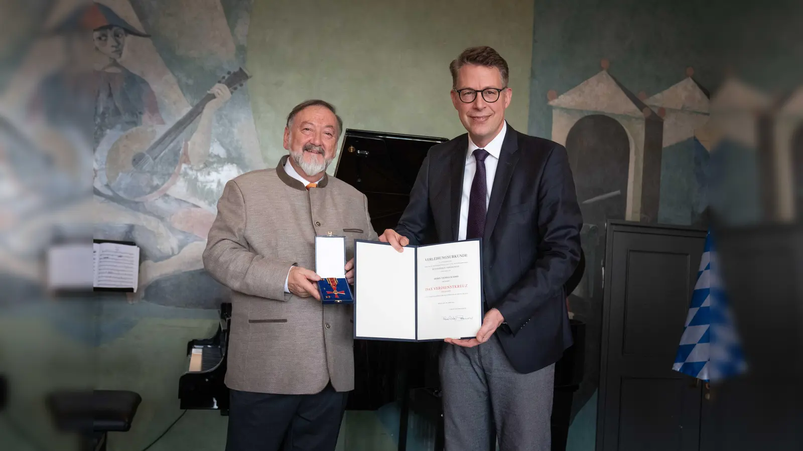 Thomas Schmid wurde kürzlich von Staatsminister Markus Blume für sein Engagement mit dem Bundesverdienstkreuz ausgezeichnet. (Foto: Axel König - StMWK)