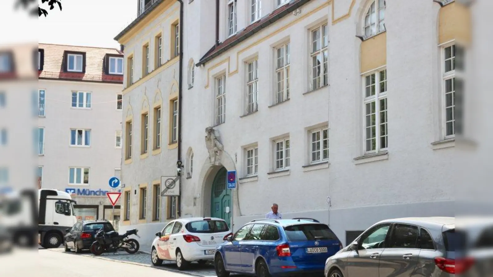 Nach Auszug der Polizeiinspektion 45 steht das Gebäude in der Institutstraße leer. Die jahrelangen Gespräche über eine Umsiedelung des Sozialbürgerhauses brach die Stadt nun abrupt ab. BA und Hauseigentümer reagieren entsetzt und verärgert. (Foto: us)