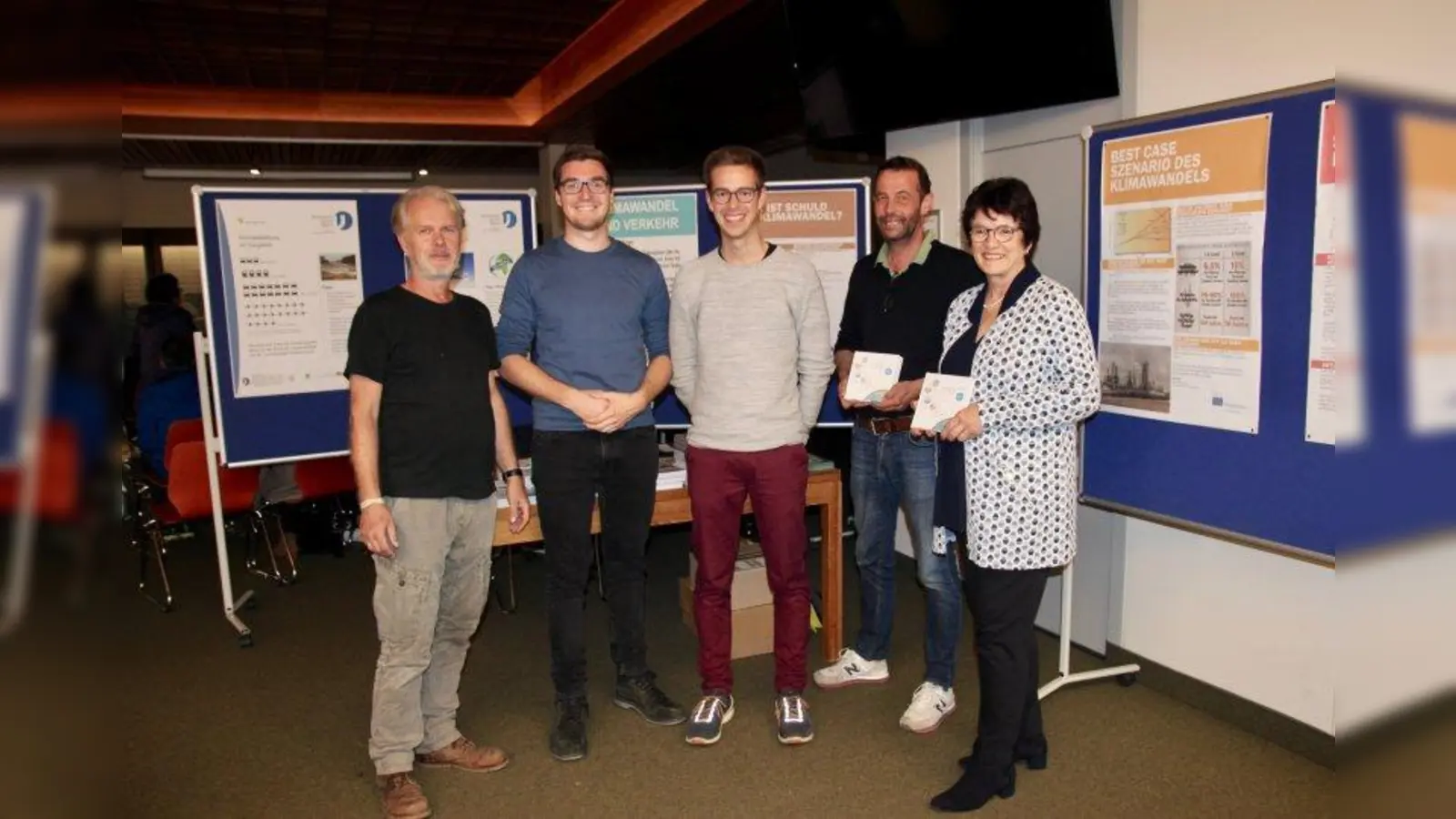 „Kleine Gase - große Wirkung”: Zum Abschluss der Fairen Woche in Gauting kamen David Nelles und Christian Serrer (2. und 3. v.l.) mit ihrem Klimawandel-Buch ins Gautinger Rathaus und wurden von Wilhelm Rodrian, Marc Schürhoff vom Kirchheim-Buchladen und Bürgermeisterin Brigitte Kössinger (v.l.) begrüßt. (Foto: us)