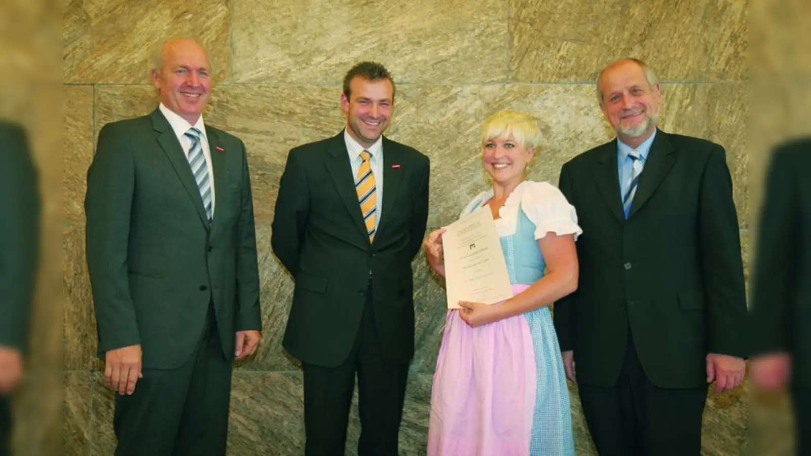 Friseurmeisterin Julia Zettel (2.v.r.) erhielt für hervorragende Leistungen in der Meisterschule eine Urkunde. Handwerkskammervizepräsident Franz Xaver Peteranderl, Stadtrat Georg Schlagbauer und Oberstudiendirektor Paul Strotmann (v.l.n.r.) gratulierten. (Foto: Schuhmann)