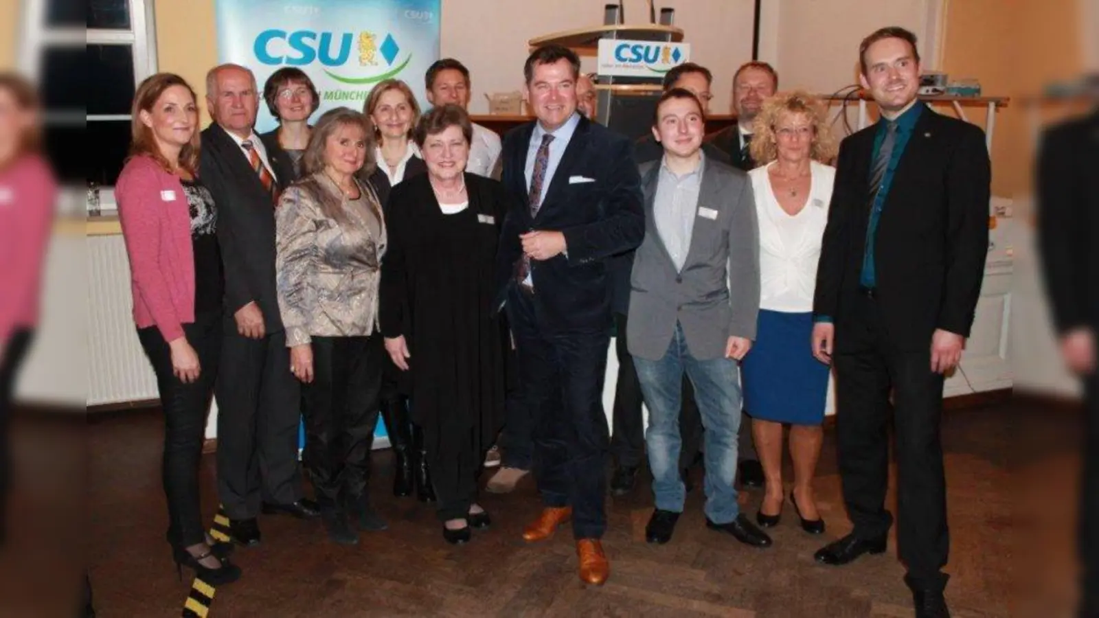 Die Kandidaten der CSU Allach-Untermenzing für den Bezirksausschuss zusammen mit dem CSU-Oberbürgermeisterkandidaten Josef Schmid (Mitte): Sabine Pfitzner, Johann Wagner, Stefanie Martin, Anna Attenberger, Ingird Haussmann, Heike Kainz, Peter Auer, Walter Stach, Victor Agerer, Bernhard Freitag, Michael Krischer, Gabriele Hartdegen und Manfred Gürich (v.l.). (Foto: pi)