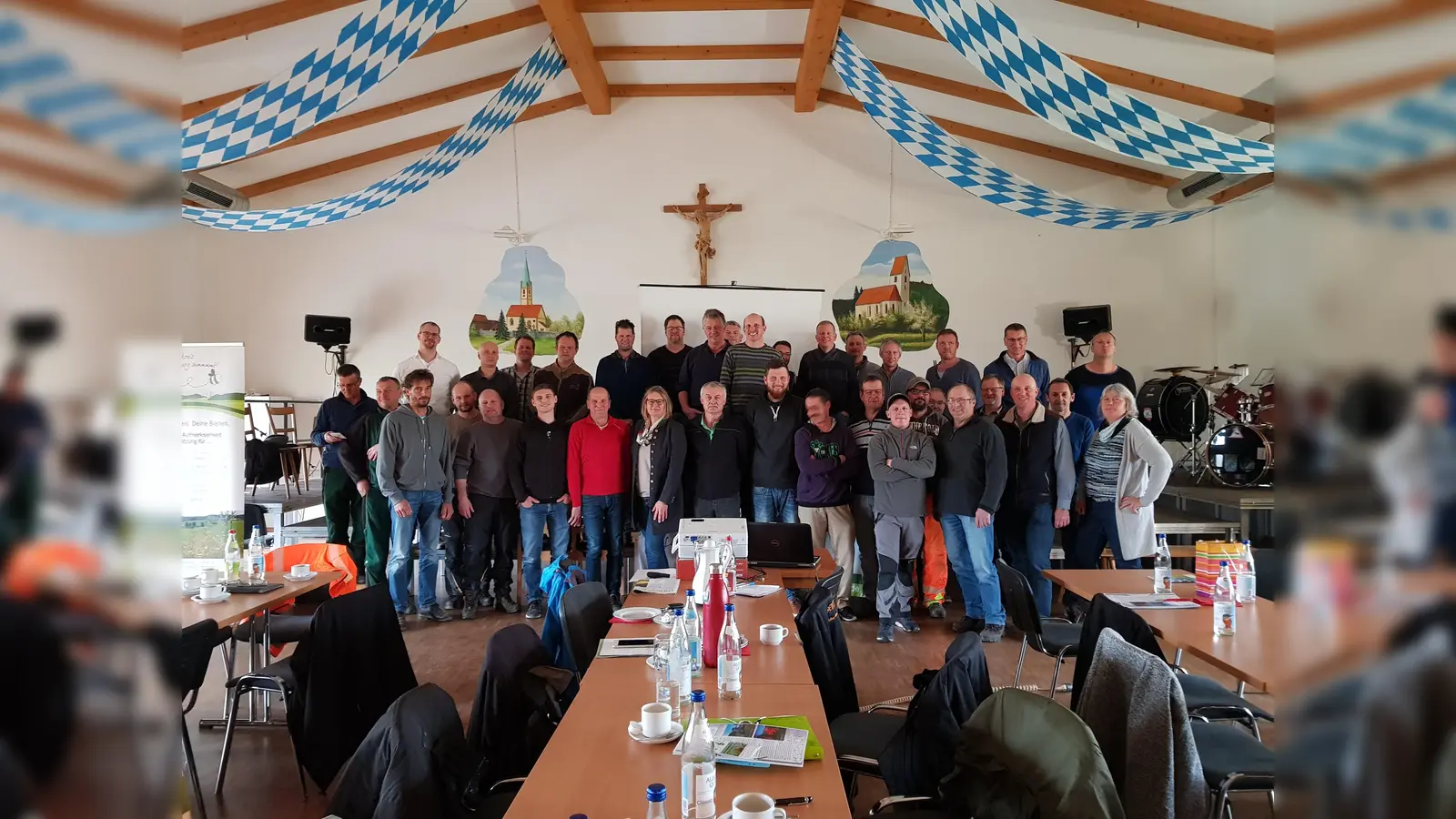 Die Bauhofmitarbeiter wurden in Tulling geschult, wie Flächen bienen- und insektenfreundlich umgestaltet werden können. (Foto: LRA)