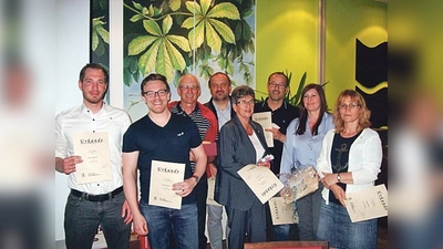 Der Vorstand des SCF: Stefan Mühlbauer, Michael Riederer, Leonhard Torggler, Robert Bauer, Gertrud Bauer, Christian Bauer, Christine Bauer, und Cäcilia Huber (v. li.). 	 (Foto: Verein)