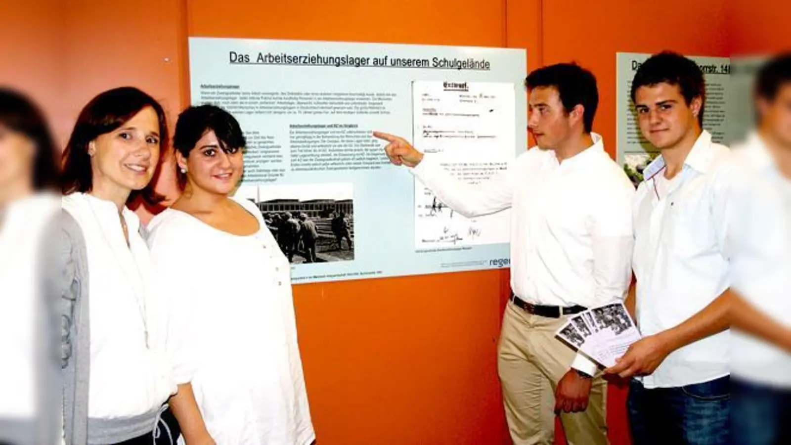 Lehrerin Alexandra Röhl erstellte mit Ayca, Alex und Stefan (v. l. ) und anderen Schülern im Gymnasium München Moosach die Ausstellung über die »Zeit des Nationalsozialismus im Münchner Norden«.	 (Foto: ws)