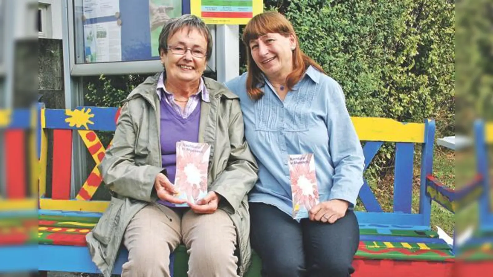 Die »Nachbarn in Moosach« brauchen Verstärkung: Gisela Werner (links) und Christina Bartel saßen auf der »bunten Bank«, die derzeit durch das Viertel wandert, und suchten nach ehrenamtlichen Helfern.	 (Foto: ws)