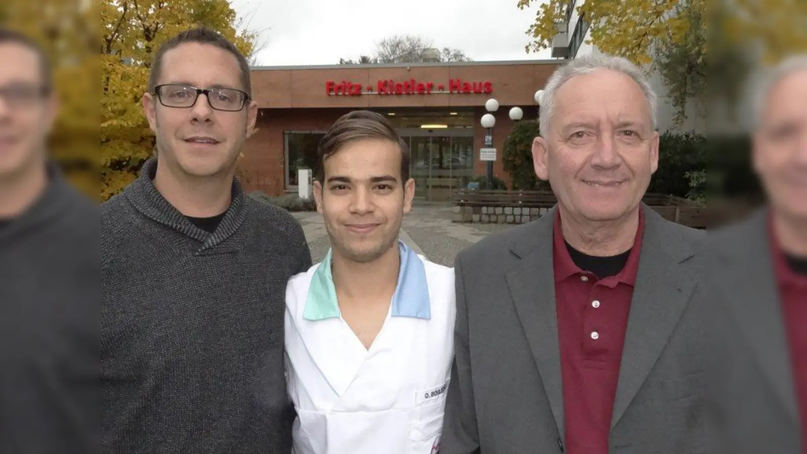 v.l.: Christian Maier, Pflegedienstleiter, Auszubildender Oussama Boulezaz und Einrichtungsleiter Frank Rasenat vor dem Fritz-Kistler-Haus. (Foto: tab)