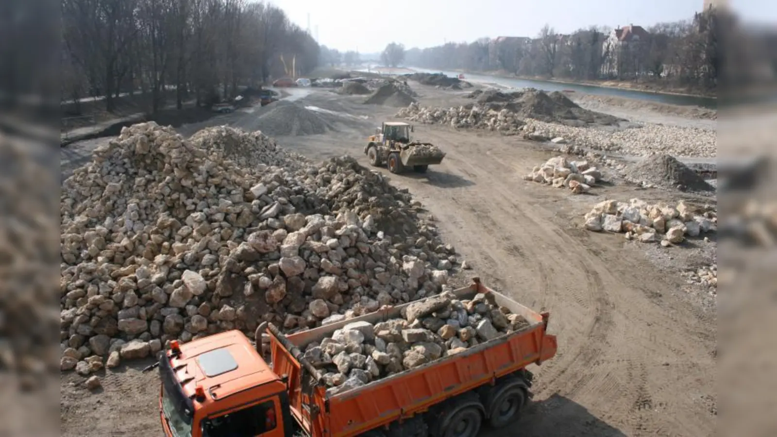 Südlich der Reichenbachbrücke türmen sich noch Berge von Erdreich, Kies und Gestein auf. Im Sommer nach Beendigung des letzten Bauabschnitts soll man auch hier flanieren können. (Foto: WS)