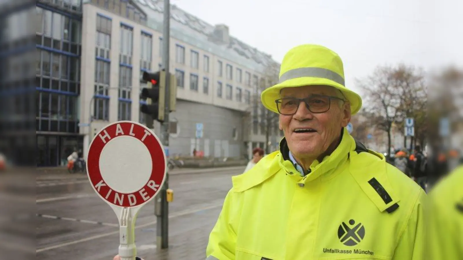 Wolfgang Lübbers ist seit elf Jahren als ehrenamtlicher Schulweghelfer vor der Grund- und Mittelschule an der Implerstraße 35 tätig. (Foto: lsc)