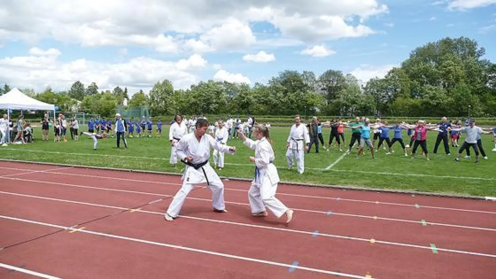 Das Ausprobieren der verschiedenen Sportarten machte Groß und Klein viel Spaß.	 (Foto: Martin Bruno Radig)