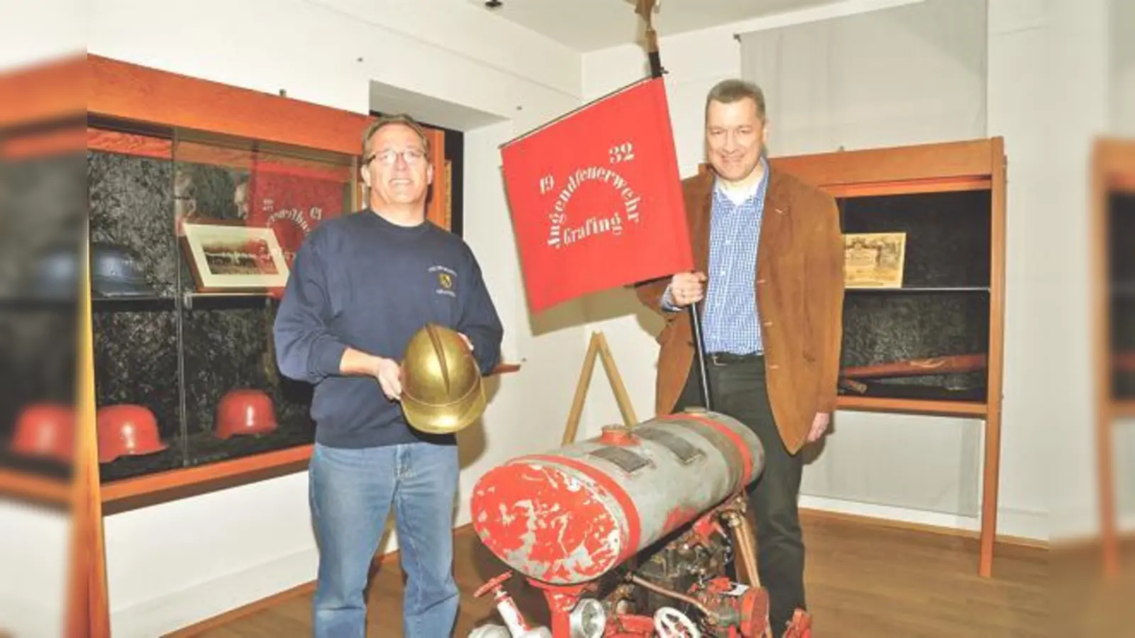 Feuerwehrkommandant Georg Schlechte (l.) und Museumsleiter Bernhard Schäfer mit Relikten aus 150 Jahren Feuerwehrgeschichte.	 (Foto: Sybille Föll)