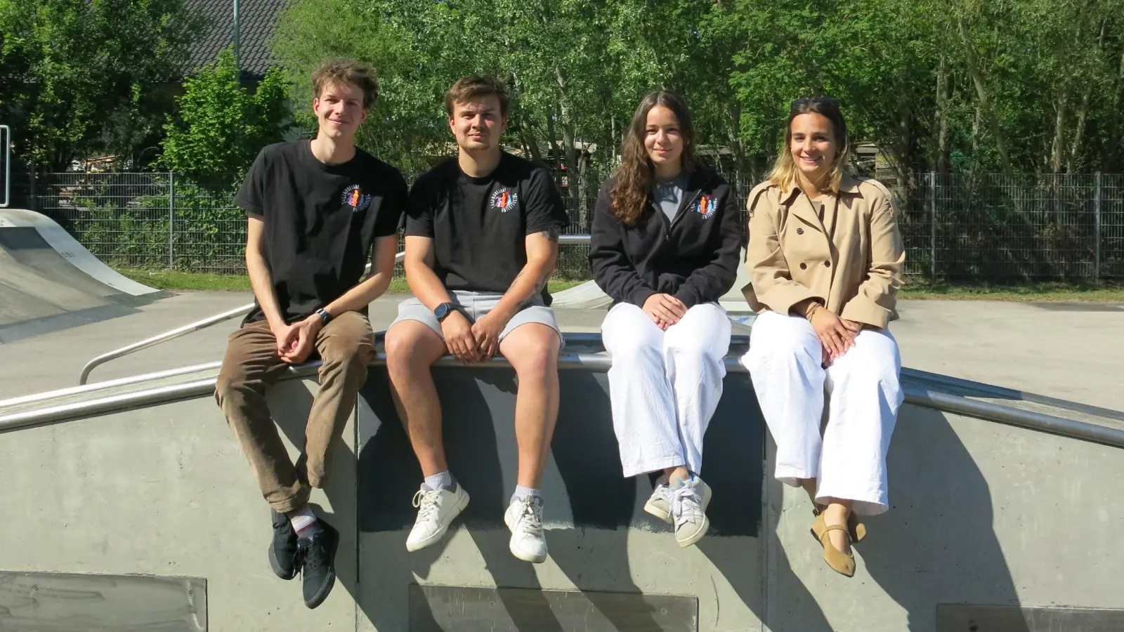 Die Unterföhringer Jugendbeiratsmitglieder Elias Seidl, Julian Maier, Emma Kerst und Maria Kerst (von links) auf der frisch sanierten Skateanlage. (Foto: Ufg/lih)