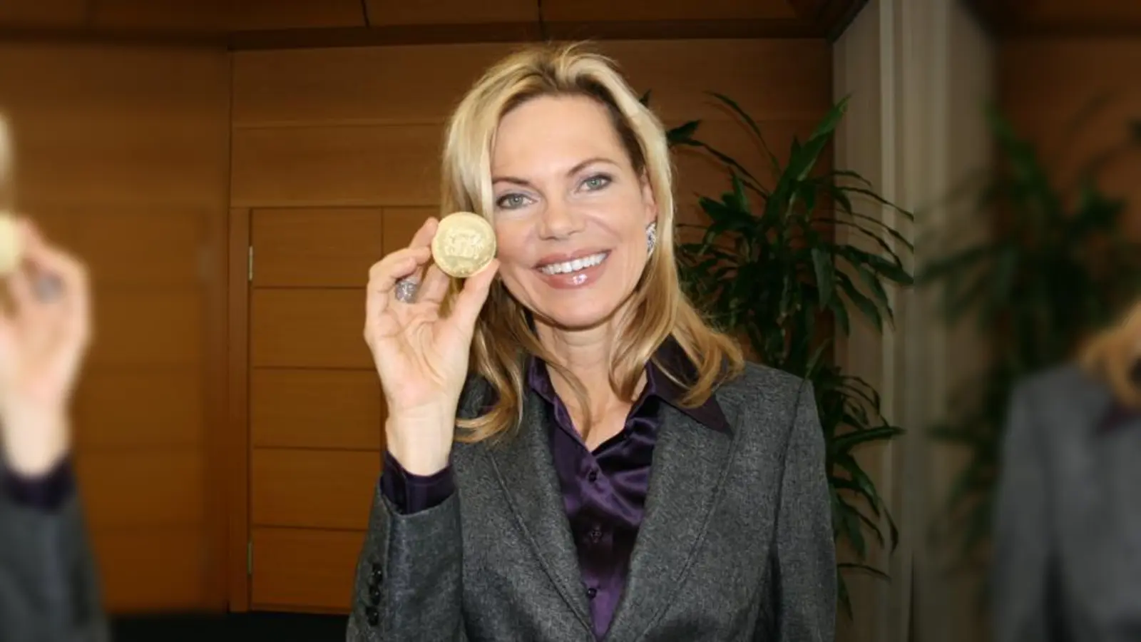 Ausgezeichnet: Sozialministerin Haderthauer verlieh Nina Ruge die Sozialmedaille.  (Foto: sm)