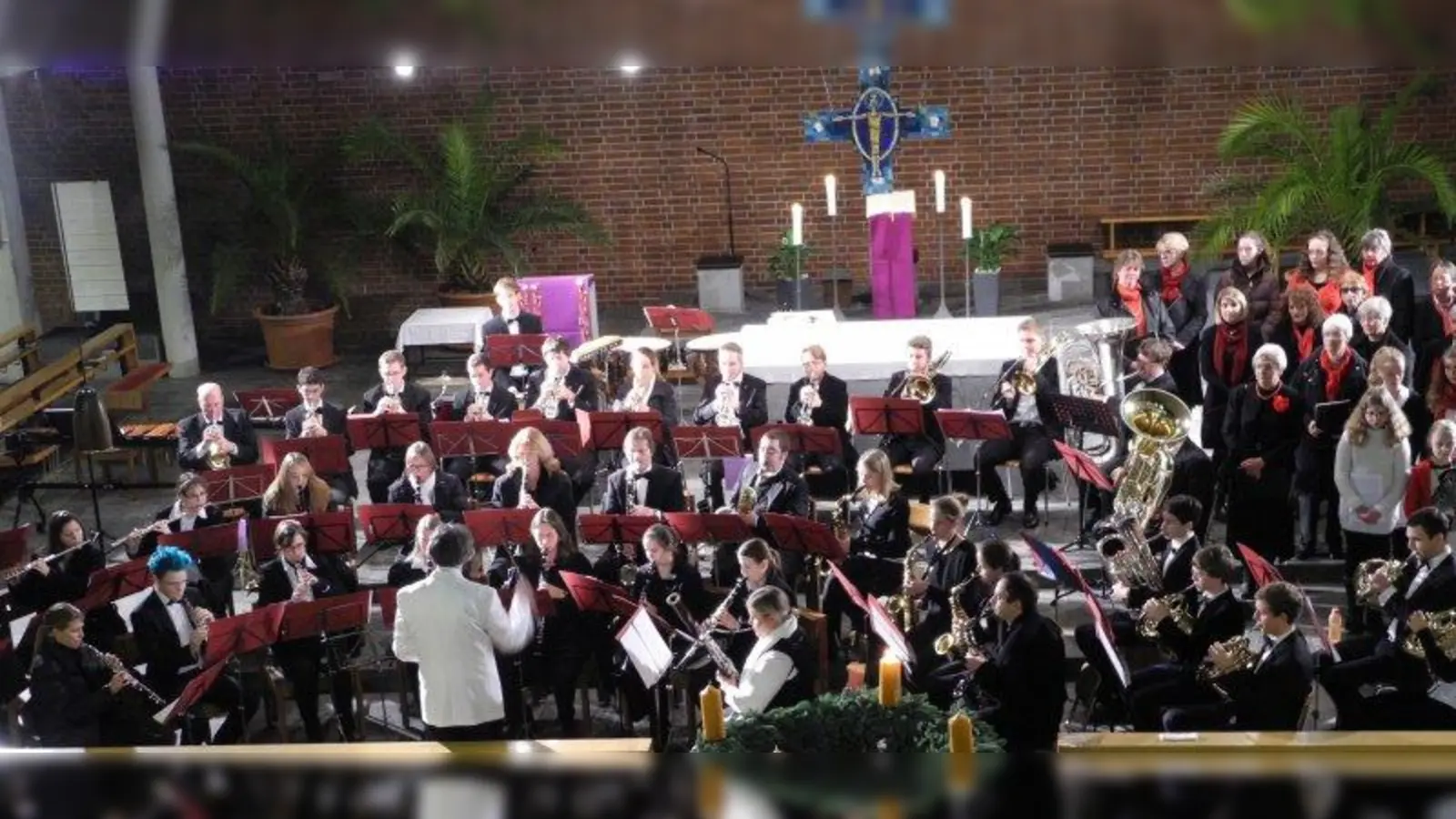 Bei dem festlichen Konzert zum ersten Advent verzauberten das Sinfonisches Blasorchester und die Chorgemeinschaft St. Martin die zahlreichen Besucher. (Foto: pi)