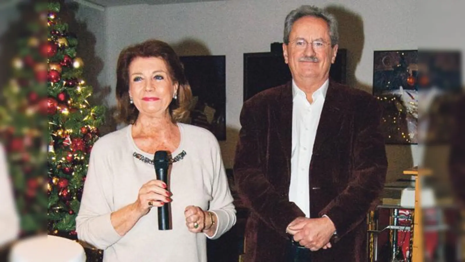 Gisela Rockola begrüßte Alt-OB Christian Ude, der für den guten Zweck aus seinem neuesten Buch vorlas.	 (Foto: Mellin)