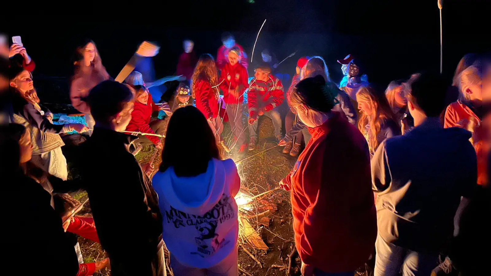 Viel erlebten die Teilnehmer am BRK-Jugendlager am Rannasee im Landkreis Passau. Am Lagerfeuer wurde dabei leckeres Stockbrot gebacken. (Foto: BRK Kreisverband Ebersberg)