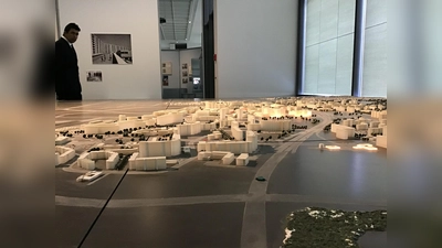 Die Architekturausstellung in der Pinakothek der Moderne analysiert die Bauten und Projekte der "Neuen Heimat", wozu auch die Parkstadt Bogenhausen zählt. (Foto: Daniel Mielcarek)