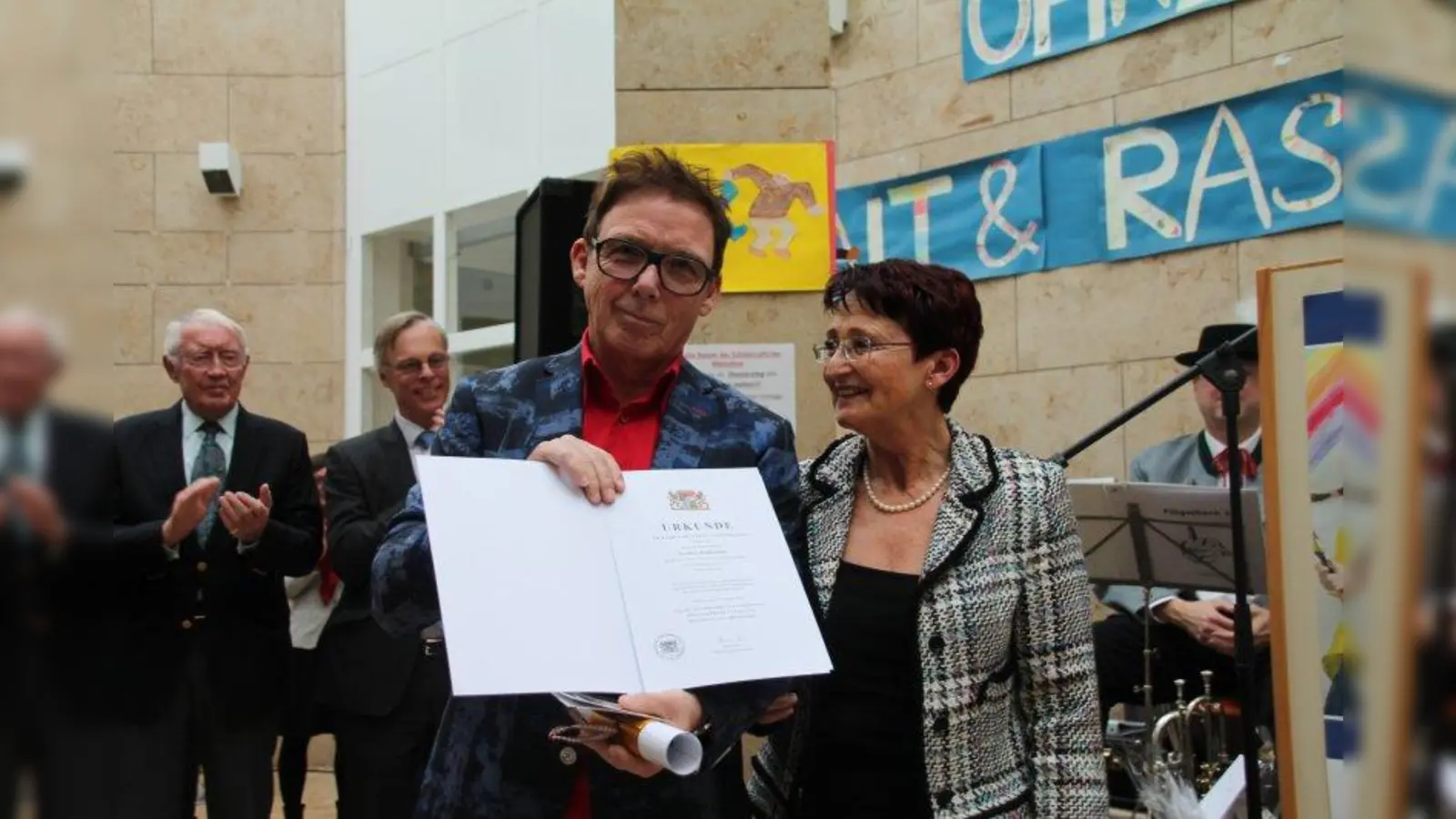 Die leitende Regierungsschuldirektorin Hiltrud Schmandt-Müller überreichte Schulleiter Heribert Riedhammer die Entlassungsurkunde. (Foto: bb)