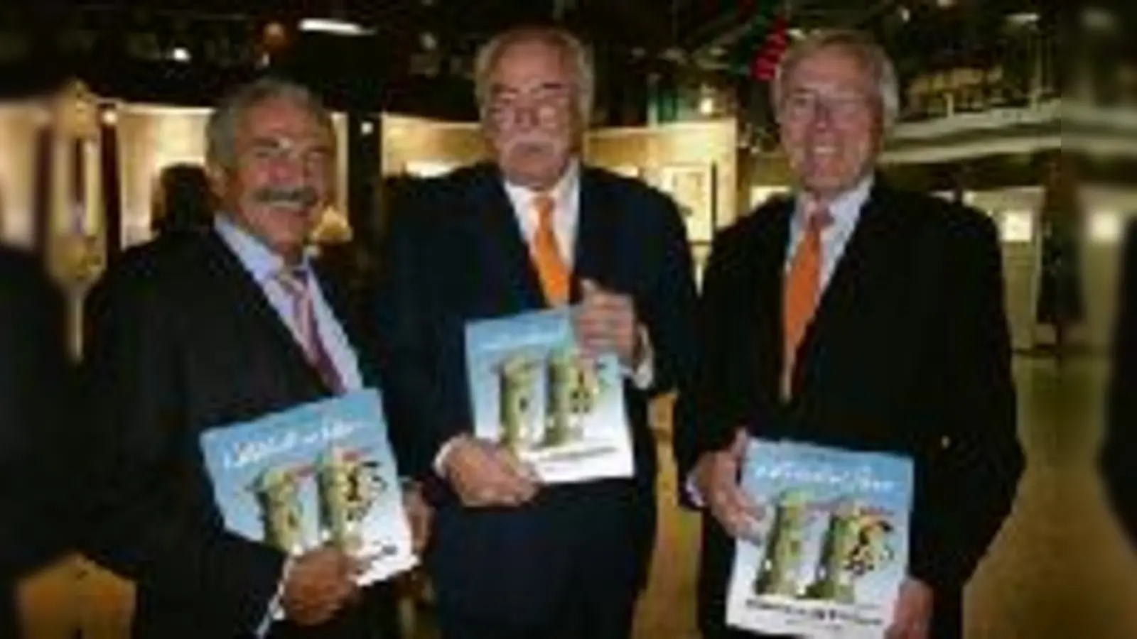 Dieter Hanitzsch (Mitte) bei der Eröffnung seiner Karikaturenausstellung mit Bürgermeister Rolf Zeitler (l.) und Karl-Ludwig Kamprath.	  (Foto: an)