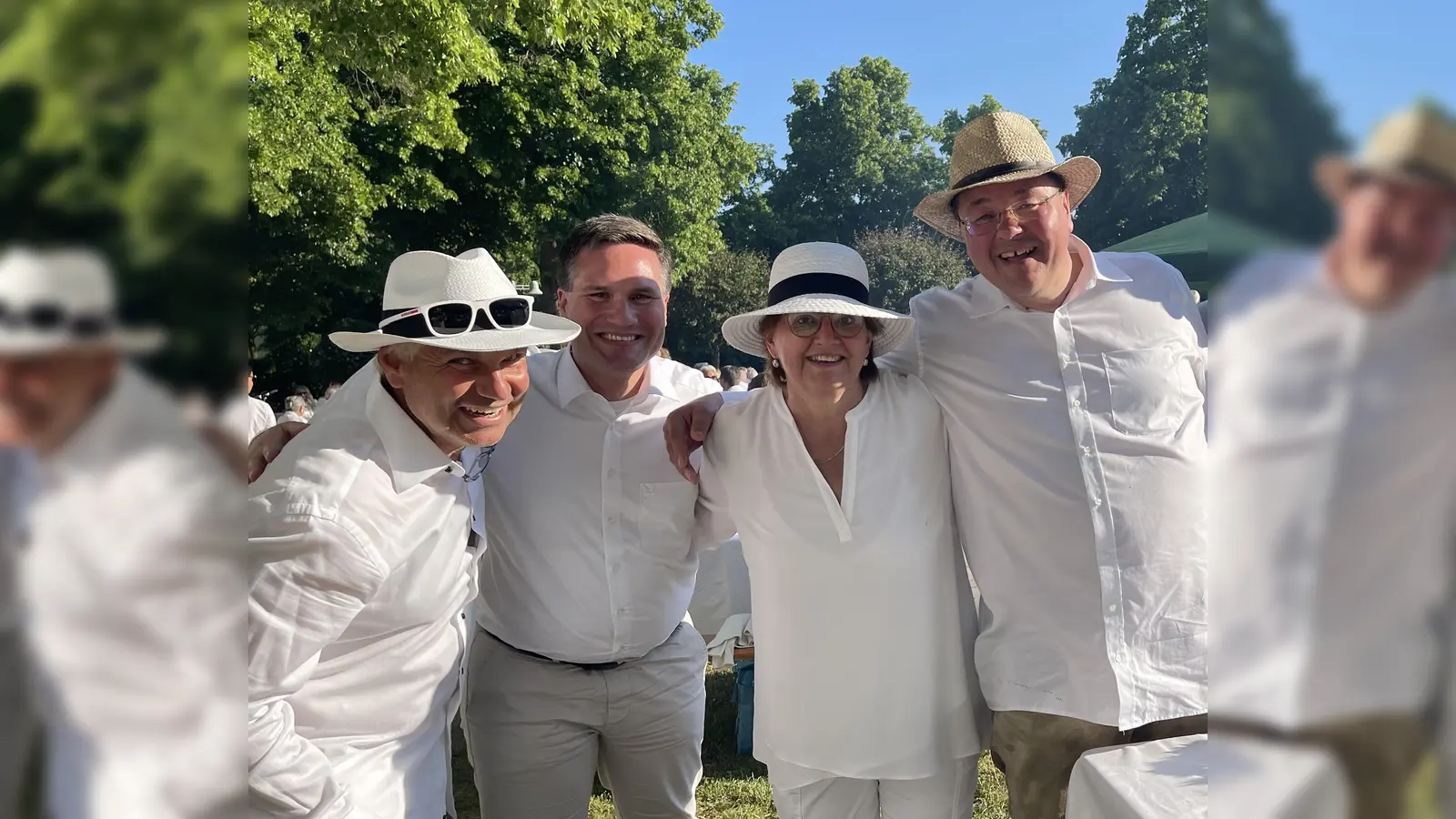 CSU-Vorsitzender Theodor Fall, Andrea und Peter Seeböck (Tracht'n Bäda) und Bürgermeister Thomas Loderer freuten sich über die vielen Besucher beim Weißen Fest. (Foto: hw)