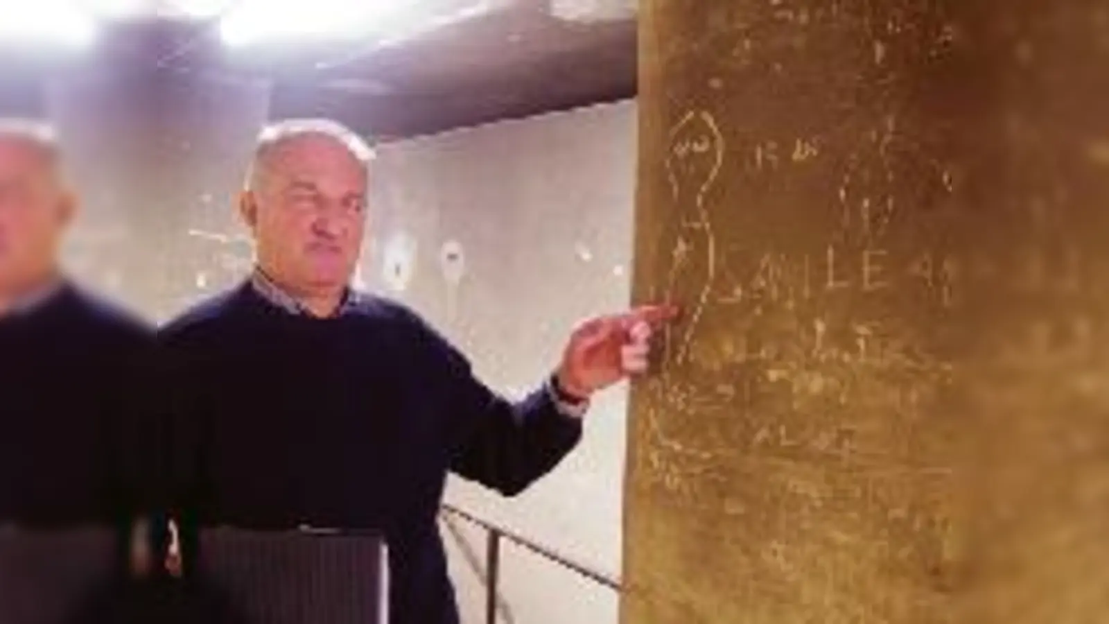 Karlheinz Kümmel setzt sich dafür ein, dass die Kritzeleien US-amerikanischer Soldaten erhalten bleiben. (Foto: ras)