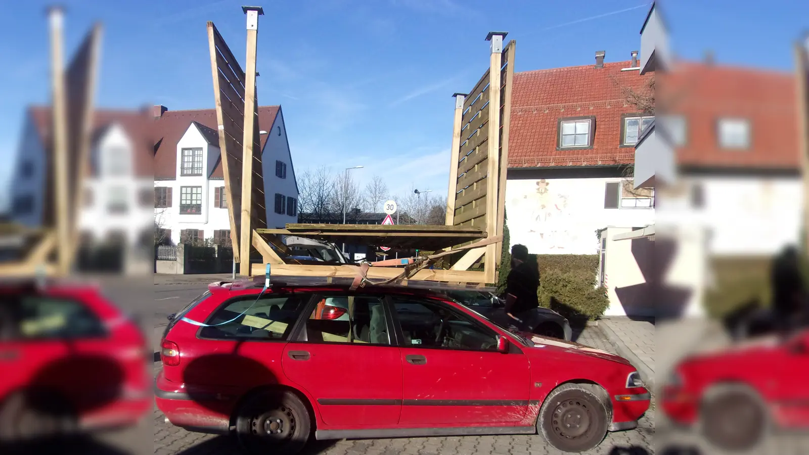 Eine Garage sollte nicht auf einem Dach transportiert werden: nicht so zumindest. (Foto: Polizei)