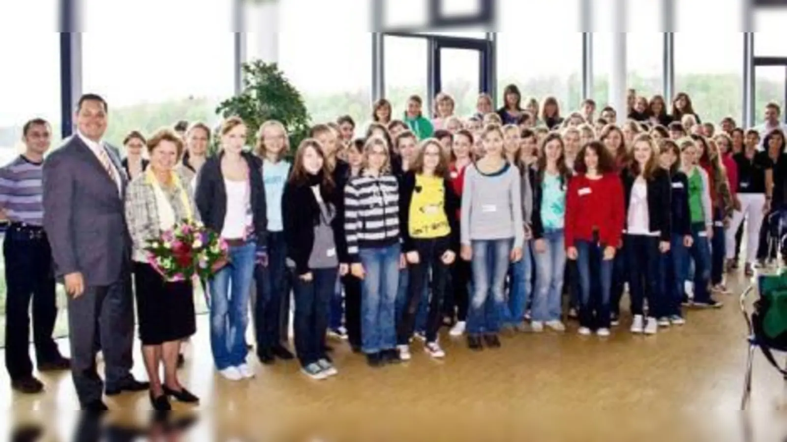 Die 63 Teilnehmerinnen, mit ihren Betreuerinnen und v.links:. Dr. Zobel, GF der IZB GmbH ,Annemarie Detsch, 1. Bgm. Planegg-Martinsried (Foto: © Benedikt Schreiber & IZB Gmb)