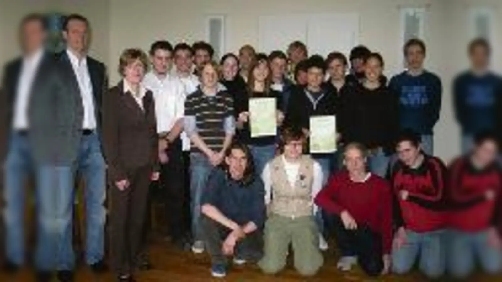 Die siegreiche 10 k des Giselagymnasiums mit ihrem Englischlehrer Michael Markard und Schuldirektorin Marianne Achatz (links). 	 (Foto: aha)