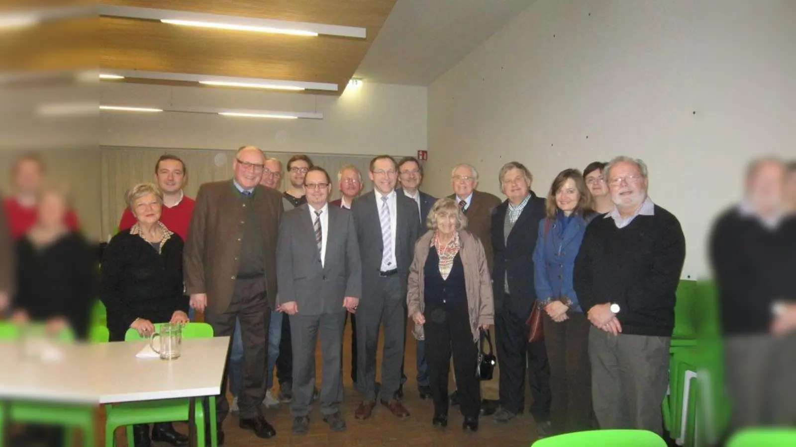 Der neu gewählte Vorstand der CSU Laim-Ost mit dem Vorsitzenden Max Straßer (8.v.l.) und dem Landtagsabgeordneten Joachim Unterländer (9.v.l.). (Foto: Margot Günther)