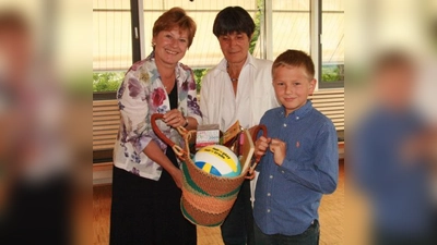 Der stolze Gewinner Bobo Unterleitner freute sich über einen ganzen Korb voller fair gehandelter Produkte. Annemarie Detsch und Christa Muggli (v.l.) gratulierten. (Foto: US)