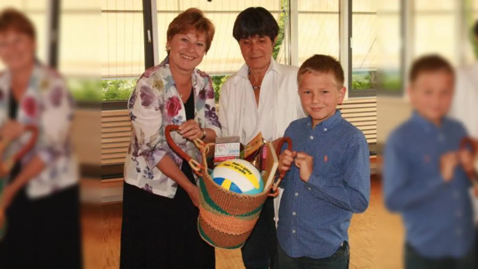 Der stolze Gewinner Bobo Unterleitner freute sich über einen ganzen Korb voller fair gehandelter Produkte. Annemarie Detsch und Christa Muggli (v.l.) gratulierten. (Foto: US)