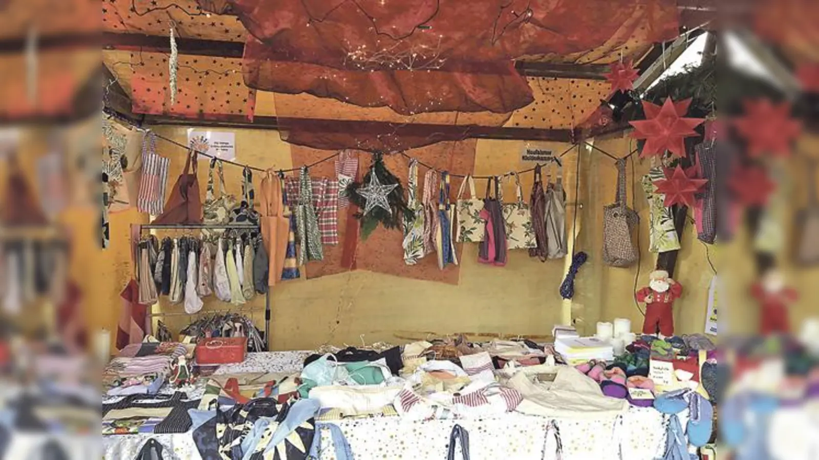 Die Neufahrner Kleiderkammermit ist einem eigenen Stand beim »Marktplatz International« vertreten.	 (Foto: Privat)