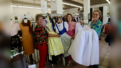 Viel Tracht und sogar ein Hochzeitskleid sind gerade in der Klawotte zu finden. Von links Elisabeth Semmler, Leiterin Christina EInhellig und Sigrid Fürler. (Foto: us)